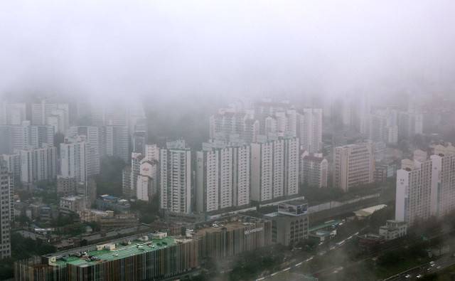 증여와 매매 등 아파트 거래량이 급격히 줄고 있다. 규제가 일부 완화된 경기도에서도 거래량이 급격하게 감소하는 중이다. 사진은 서울 여의도 63빌딩 전망대에서 바라본 아파트 단지 모습. 연합뉴스