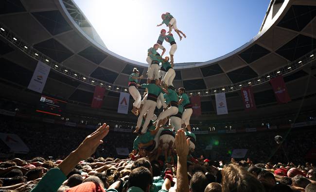 스페인 타라고나에서 3일 열린 ‘인간탑 쌓기 대회’에서 우승팀 ‘빌라프랑카’가 43피트(약 13.1m)의 탑을 쌓아 올린 뒤 무너지고 있다. AP연합뉴스