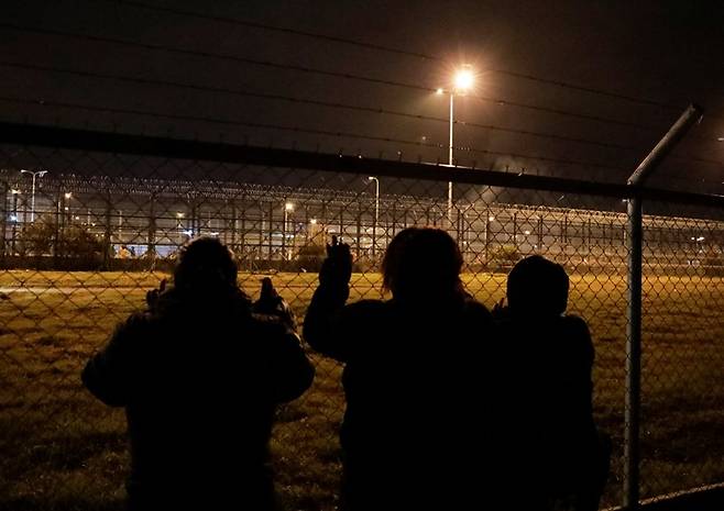 폭동이 일어난 교도소 밖으로 몰려든 수감자 가족들. 사진=로이터 연합뉴스