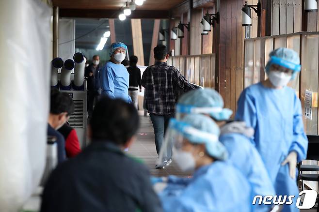 서울 송파구 보건소에 마련된 신종 코로나바이러스 감염증(코로나19) 선별진료소에서 관계자들이 시민들을 안내하고 있다. /뉴스1 ⓒ News1 이승배 기자