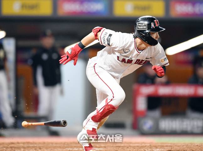 SSG 최지훈이 21일 인천 SSG랜더스필드에서 열린 2022 KBO리그 KT와의 경기 5회말 2사 2루 상황에서 KT 선발 벤자민을 상대로 1타점 적시타를 치고 있다. 박진업기자 upandup@sportsseoul.com