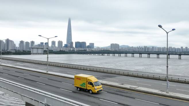 DHL 코리아의 전기 배송차가 서울 시내를 주행하고 있다. /DHL 코리아 제공