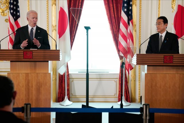 조 바이든(왼쪽) 미국 대통령과 기시다 후미오 일본 총리가 23일 일본 도쿄의 아카사카궁에서 양자 회담 후 공동 기자회견을 하고 있다. 2022.05.23. AP뉴시스