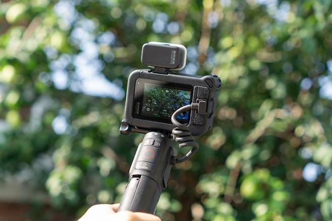 배터리 내장 그립인 볼타와 미디어 모듈, 조명 모듈이 장착된 상태