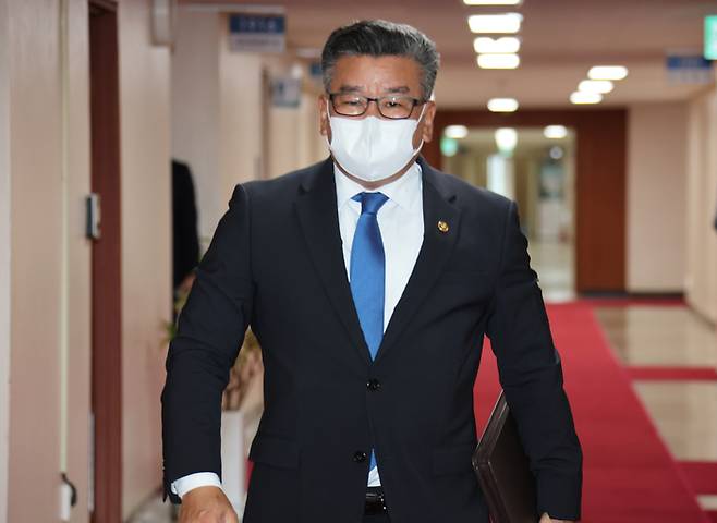 유병호 감사원 사무총장이 5일 정부서울청사에서 세종청사와 영상으로 연결해 열린 국무회의에 참석하고 있다. 연합뉴스