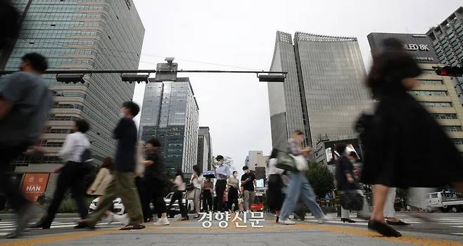 시민들이 서울 광화문 사거리를 지나고 있다. 권도현 기자