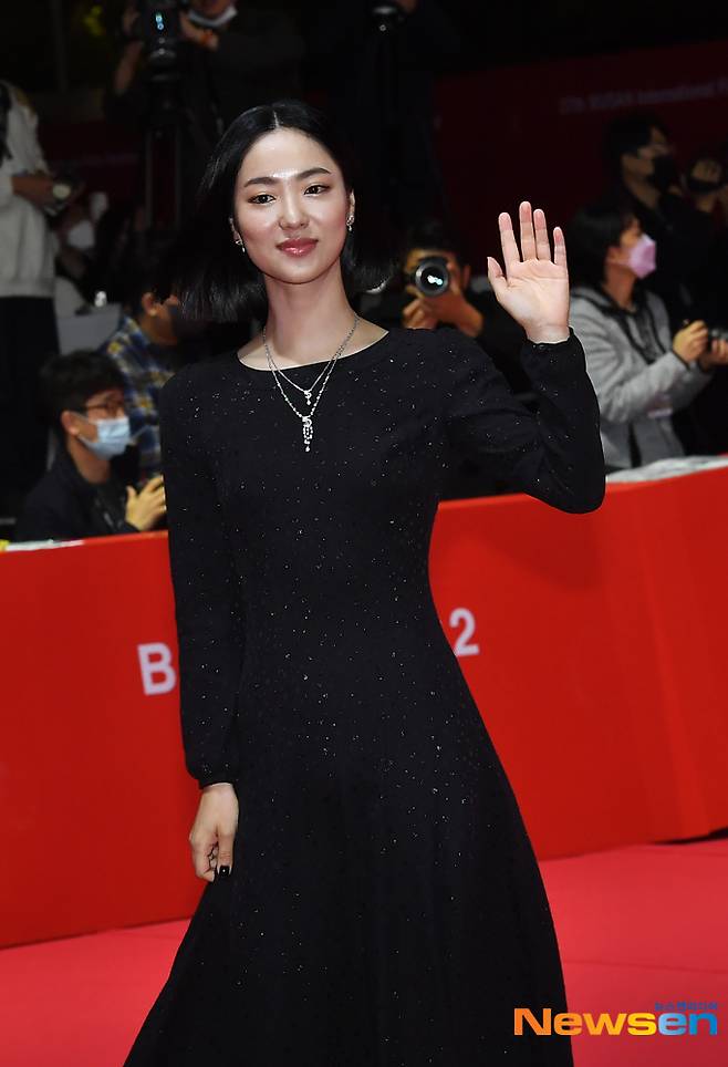 Actor Jeon Yeo-been attended the opening ceremony of the 27th Busan International Film Festival, Red Carpet, at the Busan Cinema Center Sky Theater in Haeundae District, Busan, on the afternoon of October 5.This years Busan International Film Festival opening ceremony will be held by Actor Ryu Jun-yeol and Jeon Yeo-been.The opening film is the fourth feature film The Scent of Wind directed by Hardy Mohagh, who won the New Currents Award at the Busan Film Festival in 2015, which tells the story of a paraplegic father and a paraplegic son living in a remote village in Iran.Meanwhile, the 27th Busan International Film Festival, which will be held in three years without any social distance, will be held for 10 days from October 5th to 14th in Busan Haeundae area.