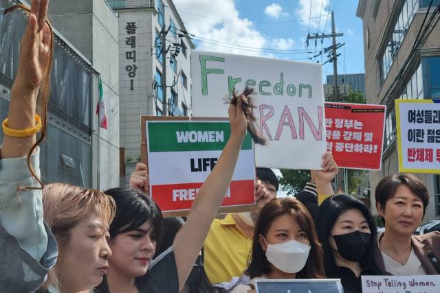 ▲5일 서울 용산구 주한이란이슬람공화국대사관 앞에서 열린 '이란 히잡 관련 시위 한국시민사회단체 지지 기자회견', 아이샤 씨가 잘라낸 머리카락을 들어 올리고 있다. ⓒ프레시안(한예섭)