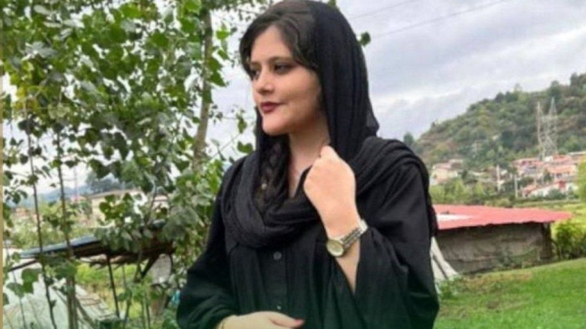 지난달 13일(이하 현지시간) 히잡을 쓰지 않았다는 이유로 종교경찰에 연행되다 심장마비를 일으켜 16일 끝내 사망한 쿠르드족 여성 마흐사 아미니.가족 제공 영국 BBC 홈페이지 캡처.jpg