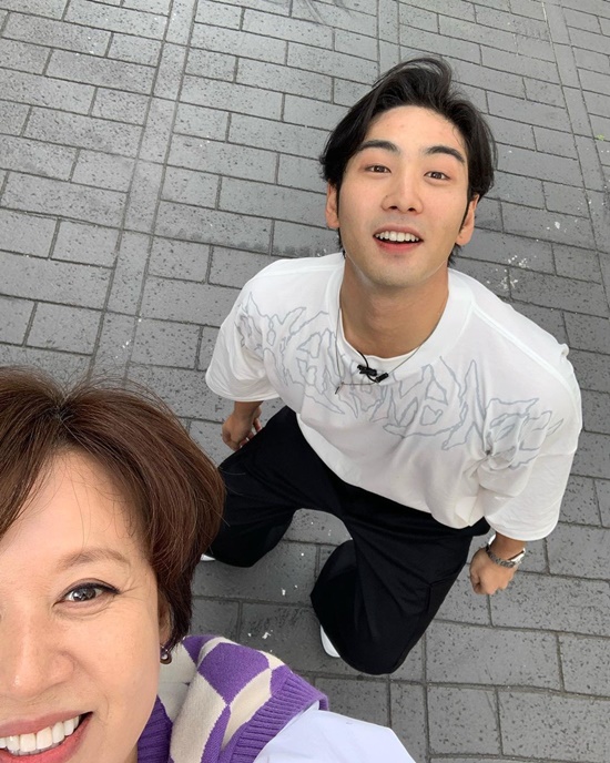 Park Mi-sun posted a picture on his instagram on the 5th, with an article entitled This friend took me to take this picture like this.Park Mi-sun in the public photo is smiling at the camera located high with V posture.While wondering who the person pointed out in the article was, the main character was found to be Baekho from NUEST.In particular, the article predicts that two people will meet together in Unknown Impossible and Seochon Date on tag, and Unknown Impossible, a YouTube channel of Park Mi-sun.Park Mi-sun added, Please cheer me up because I am so good, pleasant, handsome, singing well and coming out with a mini album.The meeting between the two raises the expectation of the fans and at the same time, it gives a warm heart with support and praise for Park Mi-suns junior.Meanwhile, Park Mi-sun married Lee Bong-won in 1993 and has one male and one female.Baekho will launch his Solo career on the 12th with the release of his mini album Absolute Zero.Photo = Park Mi-sun Instagram