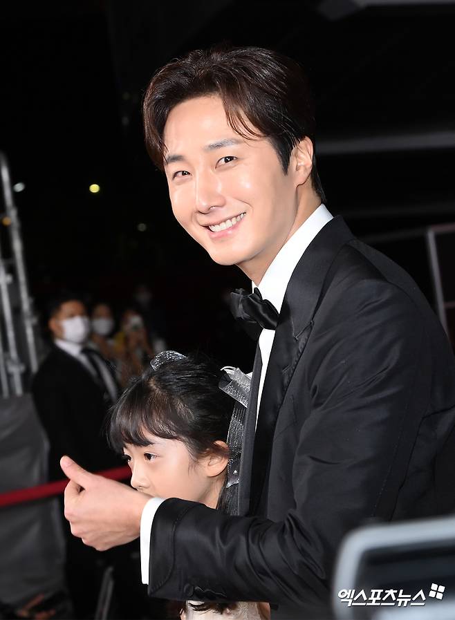 Busan, ) The opening ceremony of the 27th Pusan ​​International Film Festival (BIFF 2022) was held at the Udong Film Hall in Busan on the afternoon of the 5th.Actor Jung Il-woo, who attended the event, has a photo time on the red carpet.