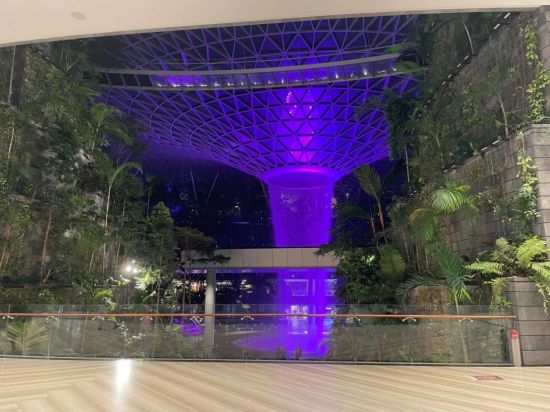 싱가포르 창이 국제공항 내 복합 쇼핑몰 ‘주얼창이’의 40m 높이 인공폭포에서 시원한 물줄기가 떨어지고 있다.