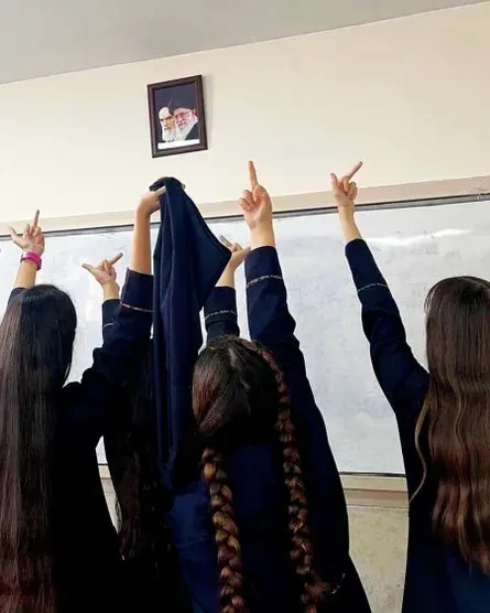 이란의 한 학교 교실에서 여학생들이 전·현직 지도자들의 사진을 향해 가운뎃손가락을 들어 올리고 있다. /트위터
