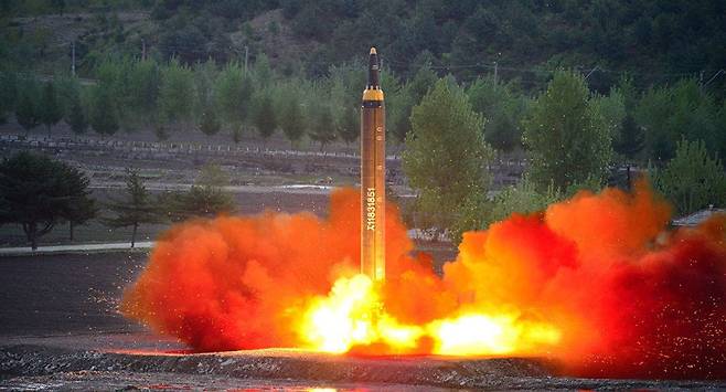 북한 중거리탄도미사일 '화성-12'형. /뉴스1