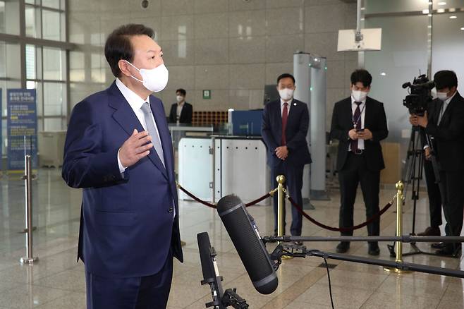 윤석열 대통령이 6일 오전 서울 용산 대통령실에서 기자들과 만나 출근길 모두발언을 하고 있다. /뉴스1
