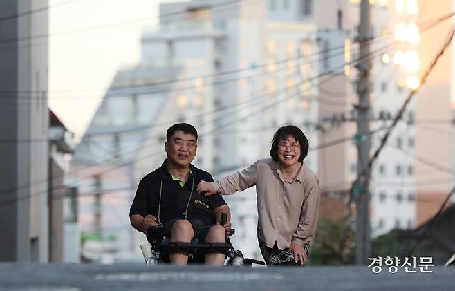 허혁씨와 김점지씨가 지난달 6일 서울 구로구의 집으로 향하는 언덕길을 함께 오르고 있다. 허씨는 장애인거주시설에서 30년을 지내다 2020년 여자친구인 김씨와 함께 장애인시설을 나와 보금자리를 꾸렸다. 지금은 공공일자리를 얻어 매일 출근한다. 그는 “시설에서 나온 뒤 삶의 반경이 한껏 넓어졌다”고 했다. 강윤중 기자 yaja@kyunghyang.com