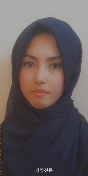 카불대 사회과학대학 학부생인 슈크리아 사크히자다(24). 사크히자다는 탈레반 집권 이후 대학에 색깔이 있는 히잡을 쓰고 갔다는 이유로 등교를 저지당한 적이 있다. | 사진 본인제공