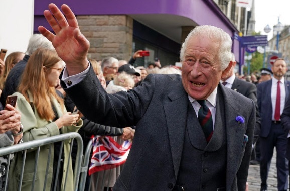 영국 새 국왕 찰스 3세가 지난 3일(현지시간) 스코틀랜드 던펌린을 방문해 시민들한테 손을 흔들고 있다. 던펌린=AFP연합뉴스