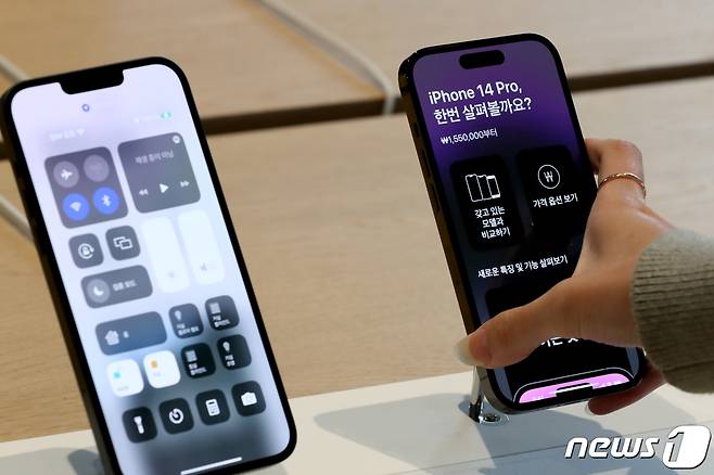 애플의 아이폰14 등 신제품이 국내에 정식 출시한 7일 서울 중구 애플스토어 명동점에서 한 시민이 아이폰14를 살펴보고 있다. 2022.10.7/뉴스1 ⓒ News1 장수영 기자