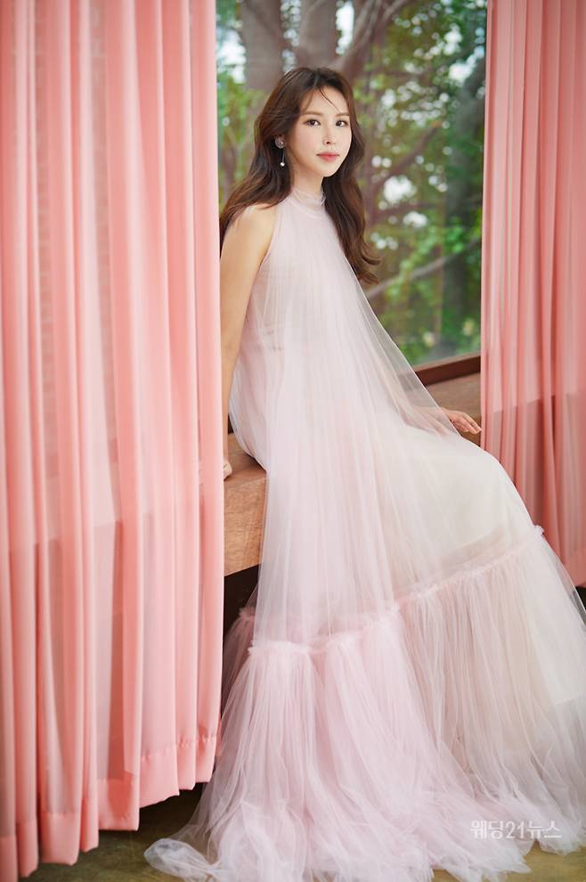 사진 : 웨딩드레스 클라라, 슈트 스플렌디노, 에디터 조윤예, 디렉터 고성송, 포토그래퍼 임호진(로미오프렌즈), 헤어 홍지 메이크업 박민경(알루), 플라워 서하플라워, 제품협찬 수야 ⓒwedding21news