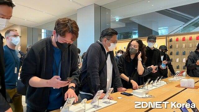 연내 애플페이 국내 서비스 개시를 기대하고 아이폰14로 갈아탄 소비자도 만날 수 있었다. (사진=지디넷코리아)