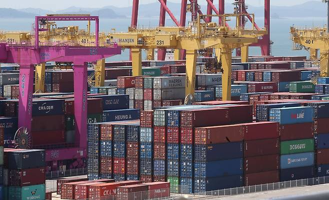 인천 연수구 인천신항에서 컨테이너 선적 작업이 진행되는 모습. /뉴스1