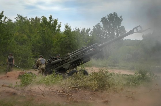 우크라이나군이 미국이 지원한 M777 155㎜ 견인포를 쏘고 있다. AP=연합뉴스