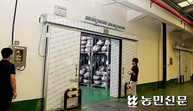 전북 정읍 신태인농협 청결고춧가루가공공장에서 박성철 가공사업소장(오른쪽)이 직원과 함께 저온저장고와 가공설비 등을 둘러보며 전기 사용량을 점검하고 있다.