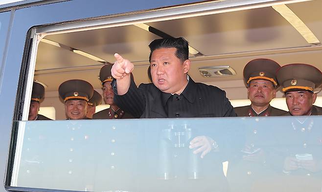 북한 김정은 국무위원장이 '신형 전술유도무기' 시험발사를 참관했다고 조선중앙통신이 지난 4월 17일 보도했다. 연합뉴스