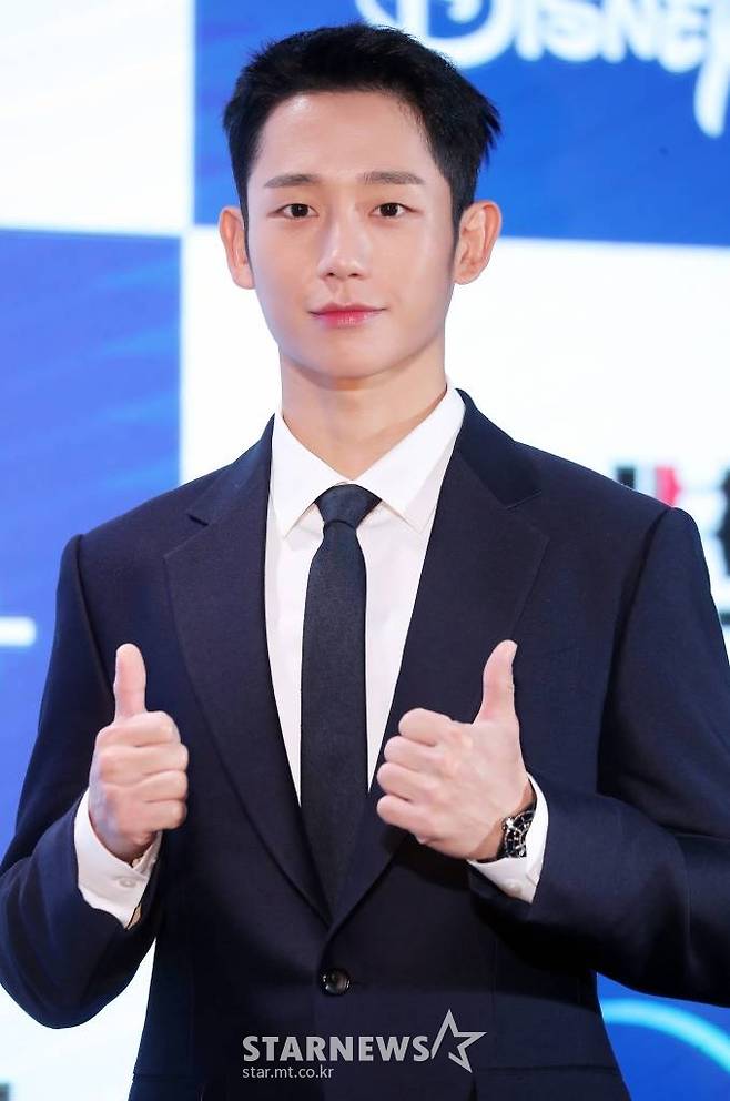 배우 정해인이 7일 오전 부산 해운대구 그랜드 조선에서 열린 디즈니+ 오리지널 시리즈 '커넥트' 제작발표회에 참석해 포즈를 취하고 있다. '커넥트'는 죽지 않는 몸을 가진 새로운 인종, '커넥트' 동수가 장기밀매 조직에게 납치당해 한쪽 눈을 빼앗긴 뒤, 자신의 눈이 대한민국을 떠들썩하게 만든 연쇄살인마에게 이식됐다는 것을 알고 그를 쫓는 지독한 추격을 담아낸 이야기다. 12월 공개 예정. 2022.10.07 /사진=김창현 기자 chmt@