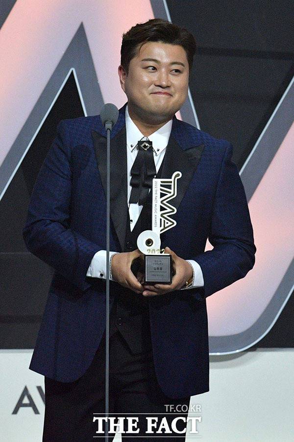 K-POP 아티스트와 전 세계 음악 팬들이 함께 만드는 음악 시상식 '2022 더팩트 뮤직 어워즈'가 8일 오후 서울 송파구 방이동 KSPO DOME(올림픽 체조경기장)에서 열린 가운데 가수 김호중이 팬앤스타 엔젤앤스타를 수상한 후 미소짓고 있다. /KSPO DOME=남윤호 기자
