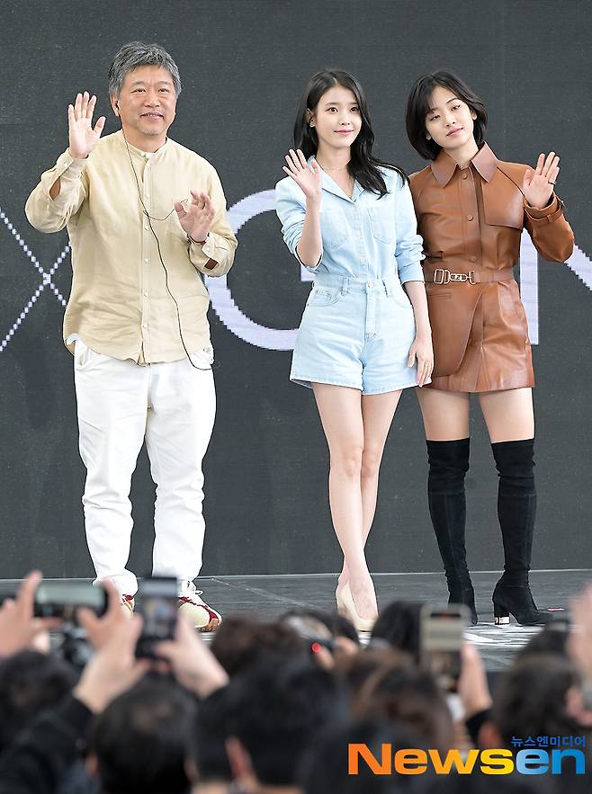 Directors Actor Lee Ji-eun (IU), Lee Ju-young and Hirokazu Goreda attended the 27th Busan International Film Festival broker open talk at the outdoor stage of the Haeundae-gu Film Hall in Busan on October 8.Meanwhile, the 27th Busan International Film Festival, which will be held in three years without any social distance, will hold a 10-day festival in Busan Haeundae from October 5 to 14.