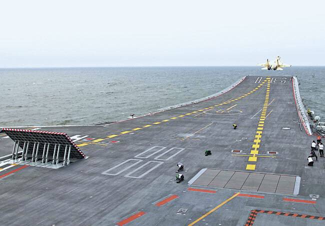 중국 해군 소속 J-15 전투기가 항모 랴오닝호에서 스키 점프대를 이용해 이륙하고 있다. 세계일보 자료사진