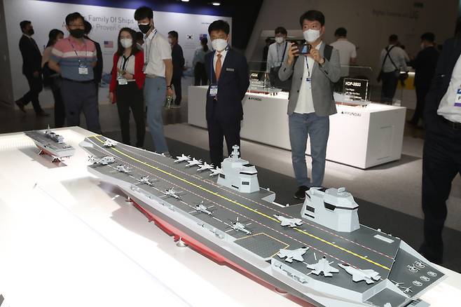 지난해 6월 9일 부산 벡스코 제1전시장에서 열린 2021 부산국제조선해양대제전을 찾은 관람객들이 현대중공업 부스에서 경항공모함 모형을 살펴보고 있다. 세계일보 자료사진