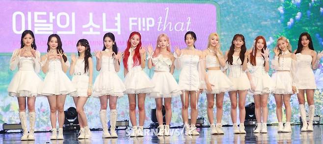 걸그룹 이달의 소녀(LOONA)가 20일 오후 서울 코엑스에서 진행된 서머 스페셜 미니 앨범 '플립 댓'(Flip That) 발매기념 쇼케이스에서 포즈를 취하고 있다. 이번 앨범에는 타이틀 곡 '플립 댓'을 비롯해 '더 저니'(The Journey), '니드 유'(Need U), '포즈'(POSE), '팔레 블루 닷'(Pale Blue Dot), '플레이백'(Playback) 등 총 6곡이 수록됐다. /2022.06.20 /사진=이동훈 기자 photoguy@