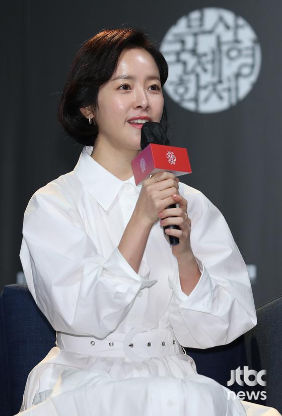 Han Ji-min, who has never held a solo fan meeting for 19 years after debut, became the first runner of the 27th Pusan ​​International Film Festival (hereinafter referred to as BIFF) Actus House on the 8th.Actus House, which was newly established last year, is a special talk program where the best actors and audiences such as the Korea movie icon meet and share their Acting life and philosophy directly.Han Ji-min, who visited the sub-international as Yonder (director Lee Jun-ik), who was officially invited to the on-screen section this year, faced fans as an actor house protagonist who explored Actor Han Ji-min as well as a schedule together.Han Ji-min, who had his own unnecessary troubles, What if the audience is empty, made use of everyones precious time without public evil.Good and pretty is valid for 19 years, like the pronoun that can express Actor Han Ji-min the most clearly and quickly, but here is a new image called Actor, which is expected to change, and the curiosity of each new work and character is also attached.Above all, the humanity that has never been lost completes Han Ji-min as a person who can not help but love.I havent had a fan meeting in Korea yet, I dont think Ive been able to figure out how I can fill peoples precious time with value.Actor has less chance to take the stage than a singer. The camera is fine when Acting, but I hated photography like Photo Wall.But its been a long time since the sub-internationals are opening up again, and since the 19th year of debut, all these times are precious these days.(Laughing) I felt like it would be such a precious time that I had the courage to must try.Dreams were not Actor from a young age; in a way they were given opportunities so gratefully.I started working as a magazine model, TV commercial, and Actor debuted from the drama All In to the child of Song Hye-kyo senior.I was auditioning without knowing anything about Acting, and I think he looked at me like that ignorant figure rather good. I was not nervous because I was not greedy. It happened one day: I had my own slump in the middle, and I felt a lot of limitations about my role, and I found something new.Everyone did not like me; I actually did not remember growing up and getting confused by my parents, but I lived without doing much work.But when I started Acting, I was really in the field. It was a scary time. I went home and cried every day.Then, in the midst of the popularity of Daejanggeum, Lee Yeong-aes Friend role came in. It was so good not to be the main character, and I wanted to see it.I was so eager to act as I watched my seniors act, and I tried to follow the tone of Lee Yeong-ae.Its ridiculous to think about it now, because the voice is so different. (Laughing) But I could see a little bit when I watched it.I saw two things where the camera is and how to find the light. It was a movie Cheongyeon. It is a work that is now the main character of Jang Jin-young and Kim Joo-hyuk in the sky. If you interview so far, I always say thank you for the director of Cheongyeon (Yoon Jong-chan).I may have been a short and short man at the time, but the director gave me greed, led the characters sentiment line, and felt like I was receiving a real director.Especially, there was a sad god to breathe with the senior camp, but for the first time since I took it, I felt pleasure to do it!Oh, I keep trying, I wonder if these moments will happen more. I kept acting. Its still a bit diverse now, but there werent many Characters in the past that a female Actor could take on, but if I were looking for diversity, I thought I could do it in the movie.Drama starred, but he did not want to play the main character in the movie.I asked the company to not be the main character, and I felt fun again while working on Moo Jeong, Its My World, Longevity Chamber.From the moment I thought I should use Actor as a business, it was literally a job, so I wanted to grow quickly as I repeated my work.In his twenties, he vaguely said, When I am in my thirties, I will experience a lot of emotions in the meantime.(Laughing) I was very harsh to me, but I still had a lot of time to look back on myself in my thirties.I faced myself and realized, Why am I not tolerant of others and why do not I reproach? And I realized how to overcome my hardships. It was actually very scary ahead of the release: I wanted to be smug only to be cursed.But thanks to Miss Back, which made me experience like a dream, I think I will have more courage than a hesitation.I am worried (laughing) I think about what I did not get from 1 to 10, but when I shot Miss Back, I thought, Even if I face a big mountain, I can go a little faster.And I was feeling cool playing the smoke-acting on Miss Back. Ha ha. It was good to be able to do something else.It was a story that represented a family with disabilities, so it could feel explanatory in letters; there was no ambassador for each emotional god.(Kim) Woobin always said, Why dont you talk? because there was no line. (Laughing) I couldnt see it because my tears poured out when I read the script Our Blues.I wanted to do well, but I have a variety of fingerprints from Noh Hee-kyung, who had to connect all of his emotions from the beginning, and he had to show the same feelings for 10 times.And one of the reasons you gave me the role of a young man is Friend, who is a nephew in my family but has Down syndrome; a nephew, close by, who has autism and developmental disabilities.When I live as a character for a few months and come back to my daily life, its definitely empty, and even forced to think, Im going to have to build a lot of human Han Ji-mins life.Many people are aware of it, and even if there is an uncomfortable moment, I have made a commitment that I should not give up my life of human Han Ji-min.When the work is over, I travel with the people and families who treat me most routinely, and I am trying to empty it because I can not start a new thing if I do not empty it. As an Actor, theres nothing I can do for the public, and Id like to be given a chance, but I want to continue working with you.
