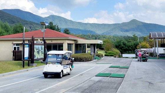충남 계룡시 구룡대CC(육군체력단련장)에서 골퍼들이 라운딩을 하기 위해 이동하고 있다. 신진호 기자
