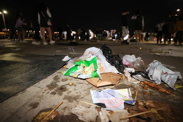8일 오후 서울세계불꽃축제 불꽃쇼가 끝난 여의도 한강공원에 쓰레기가 버려져 있다. /사진=연합뉴스