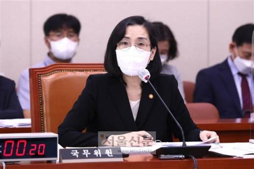 김현숙 여성가족부 장관이 지난 20일 국회 여성가족위원회 전체회의에서 의원 질의에 답변하는 모습. 김명국 기자
