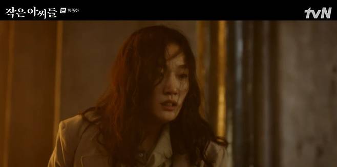 The source of evil Uhm Ji-won was in a miserable end; Kim Go-eun began a new life with the returning Choo Ja-hyun being brought to justice.In the final episode of TVN Little Women, which aired on the 9th, the final episode of Uhm Ji-won and the new The Departure of Kim Go-eun were drawn.As the final trial of Inju was held on the day, the edition was overturned as Hwa-young (Choo Ja-hyun) appeared as a witness. As a result, Inju was acquitted.But even after I became a free man, Inju said to Hwayoung, Did you plan everything? Did you become friends to use me from the beginning? Why me? Because I did not notice?When I went to Singapore with you, you had a lot of things you wanted to have, and I thought then, if I was born again, I wish I were you.You wanted to live in a good house for a day, you wanted to send your brother to a good school. As for leaving 2 billion to Inju, he said, I just wanted you to live in the Apartment, and I did not know that you would come here to dig into my death.Hwayoungs welcome to the sleep of Inju, who had been in an accident at Singapore, also conveyed his friendship by confessing his past to save Inju.The ivory on the edge of the cliff was finally runaway. After killing Sapyeong (Janggwang) on the side of the police, he said to the high chief who tried to make it a suicide, Will you walk to see all the things I know I killed?Its very humiliating, he ordered.He then abducted Hwa-young and said, I texted Inju. Youre here. You want me to come? he asked, hinting. No. You must have left scared by now.I told him not to come, said Hwa-young, he came to Singapore looking for you. Wouldnt he come after me here? With a little hope that he might save you?As expected, Inju found the ivorys greenhouse to save Hwayoung. He showed a pulpit showing grenades.But the ivory is the opponent on the Korean water. He changed the water of the sprinkler to hydrochloroic acid. First, Hwayoung will die, right?And in five minutes youd better burn, because in the air, the blood will melt off every time the hydrochloric acid is filled and breathing.I think Id be patient to see you struggle in pain, because Ive been dead for a long time anyway.In response, Hwang Young screamed and despaired, but Inju said in a certain manner that the ivory had died, not the murder of the ivory, but the fact that the ivory mother had accidentally died.Then the ivory took off his mask and said, I just wanted my mother to come back.But for a moment, the sprinkler burst, causing hydrochloroic acid to pour out, and the ivory died after a struggle with the angst.In the process, Hwayoung and Inju were also burned, but they were treated safely. Hwayoung was transferred to the detention center.In the meantime, In-kyung (Nam Ji-hyun) revealed the process in which the ivory family built up wealth.With Doyle (who was given to him), Inju found out that the real estate was donated to me, which was donated by Hye-seok (Kim Mi-sook).Doyles big picture also included a large amount of money deposited to Inju, as well as Ingyeong and Inhye (Park Ji Hu).Based on this, the figure of In-kyung, who made a fruitful life of In-ju and love, made a ending of Little Women and left a lot of luck.
