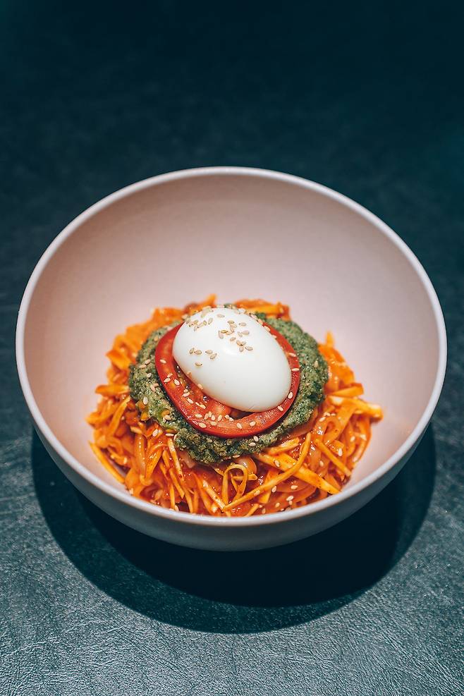 고도식 사이드 메뉴 땅콩비빔칼국수. 면은 캍국수지만 바질과 토마토가 들어가, 쫄깃한 파스타 같다./고도식