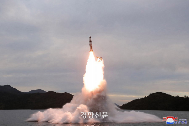 북한 조선중앙통신이 10일 공개한 미니 SLBM으로 추정되는 탄도미사일 발사 장면. 연합뉴스