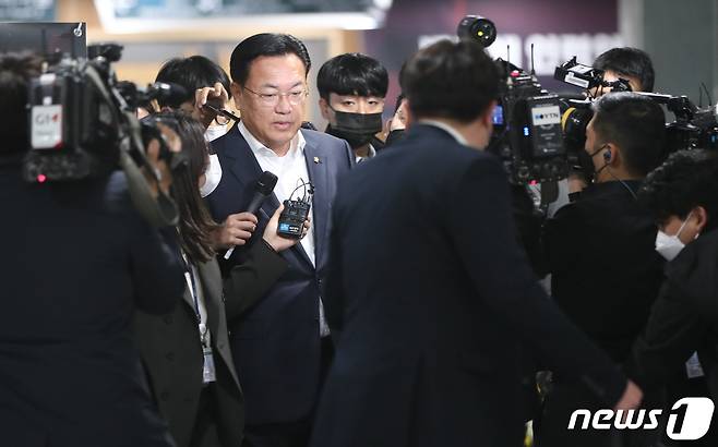 정진석 국민의힘 비상대책위원장이 11일 서울 여의도 국회 의원회관에서 열린 '반도체 인력양성의 대전환! 강원도가 시작합니다' 토론회 축사를 마친 뒤 취재진의 질의에 답하고 있다. 2022.10.11/뉴스1 ⓒ News1 허경 기자