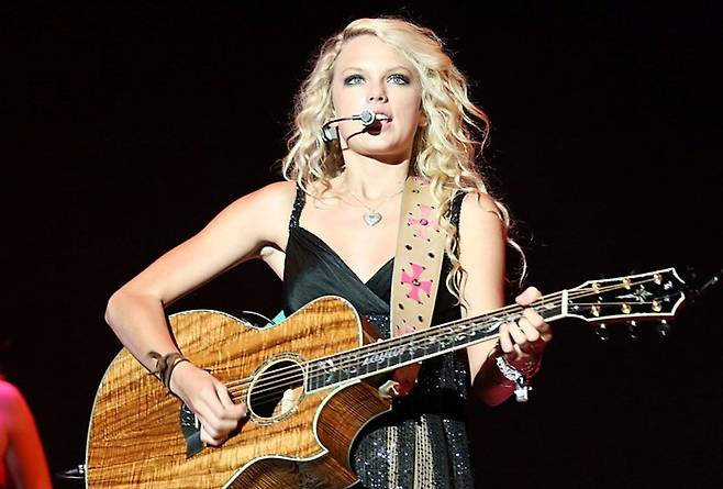 밀레니얼 세대들은 자신이 성장하고 사회 변화에도 기여할 수 있는 일자리를 찾는다고 전문가들은 말한다. 사진은 미국의 대표적인 밀레니얼 세대 가수인 테일러 스위프트가 2007년 공연하는 모습./위키피디아