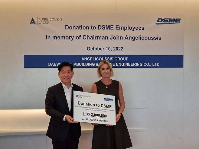 10일 그리스 현지에서 마리아 안젤리쿠시스 회장(오른쪽)이 박두선 대우조선해양 사장에게 특별 기부금을 전달하고 기념촬영을 하고 있다. ⓒ대우조선해양