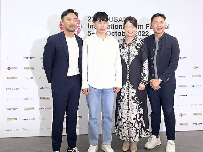 7일 부산 영상산업센터에서 진행된 <아줌마> 기자간담회. 왼쪽부터 허슈밍 감독, 배우 강형석, 싱가포르 배우 홍휘팡, 제작자 앤서니 첸. 김은형 선임기자 a href=\"mailto:dmsgud@hani.co.kr\"dmsgud@hani.co.kr/a