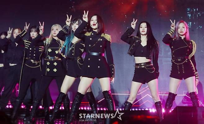 걸그룹 '드림캐쳐'(DREAMCATCHER)가 11일 오후 서울 건국대학교 새천년관에서 진행된 일곱 번째 미니앨범 '아포칼립스 : 팔로우 어스'(Apocalypse : Follow us) 발매기념 쇼케이스에서 신곡을 선보이고 있다. /2022.10.11 /사진=이동훈 기자 photoguy@