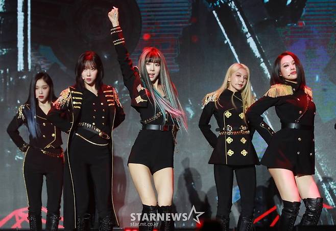 걸그룹 '드림캐쳐'(DREAMCATCHER)가 11일 오후 서울 건국대학교 새천년관에서 진행된 일곱 번째 미니앨범 '아포칼립스 : 팔로우 어스'(Apocalypse : Follow us) 발매기념 쇼케이스에서 신곡을 선보이고 있다. /2022.10.11 /사진=이동훈 기자 photoguy@