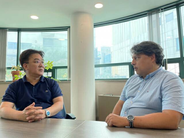 헤세그의 손인식 대표(왼쪽), 니콜라이 파쿨린 CTO