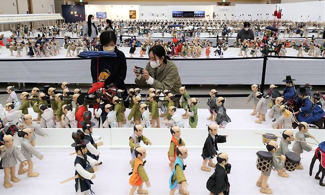 11일 부산 동구 부산항국제여객터미널 컨벤션홀에서 시민들이 '조선통신사 예술로' 전시를 관람하고 있다./ 김동환 기자